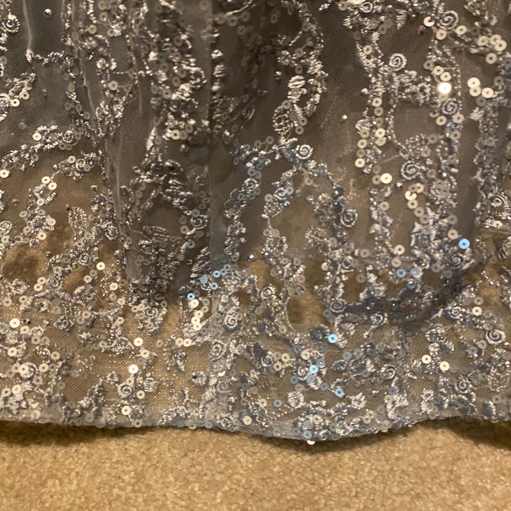 Elegant formal dress with detachable train. Brand new never been worn or altered - Picture 3 of 7